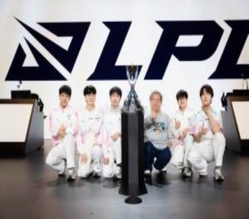 王楚钦新加,坡赛男单,强崭露头角,足彩狗,足球赛事数据,足球比赛平台,足球赛事资讯,足球赛事中心